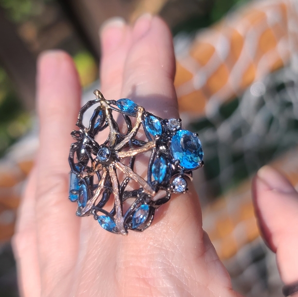 Gorgeous blue&white Topaz spiderweb cocktail ring - Picture 9 of 10